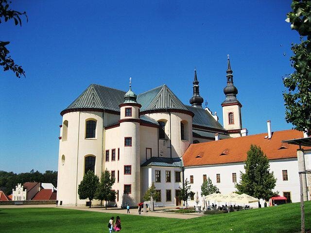 Kostel Nalezení sv. Kříže s piaristickou kolejí