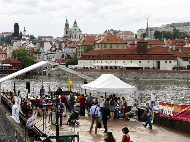 Na pontonu František, který byl zakotven na Vltavě u Karlova mostu, se odehrávaly inspirativní rozhovory se zajímavými lidmi.