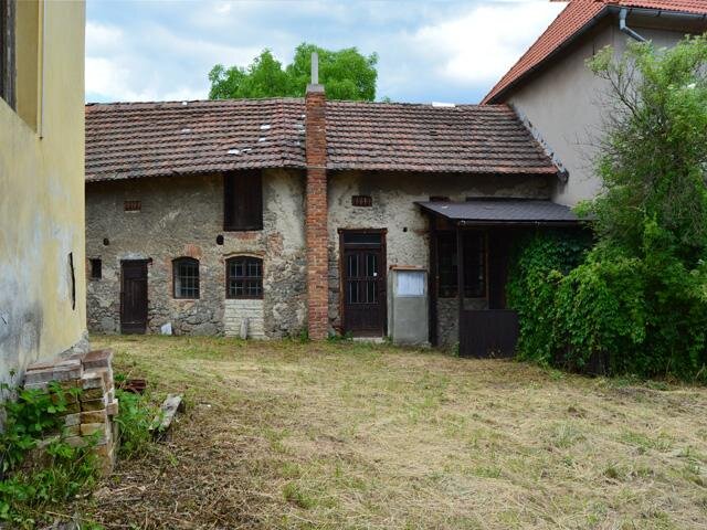 Pohled na hospodářskou budovu