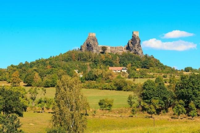 Dominantu hradu tvoří dvojice věží na sopouších, mezi kterými je umístěno protáhlé hradní jádro se dvěma paláci.