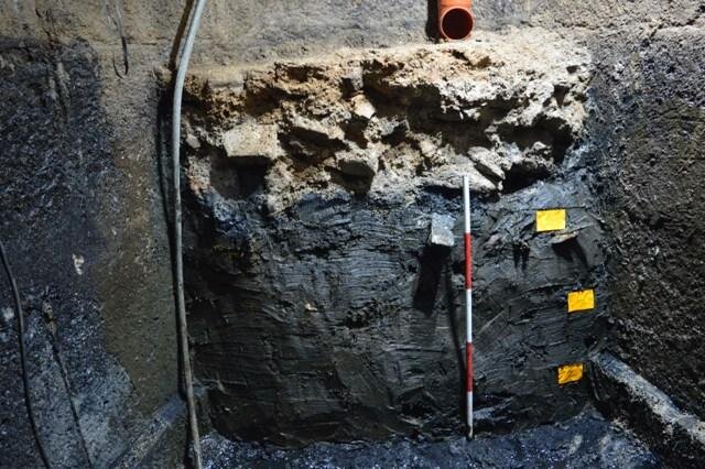 Řez výplní jímky – fekální sediment a zbytky suťového zásypu