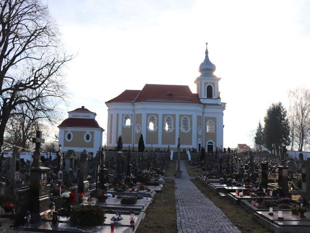 Pohled na obnovený kostel ze hřbitova