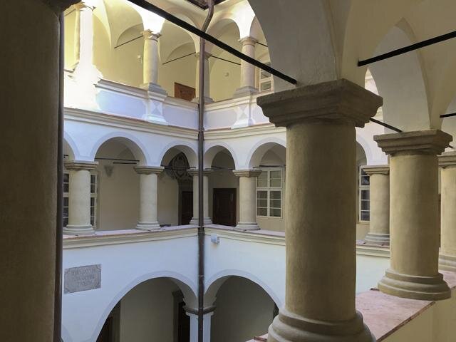 Jako vrchní polokrycí lazura byl zvolen prostředek KEIM Restauro-Lasur. 