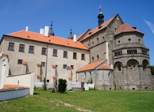 Prohlédnete si také baziliku sv. Prokopa, která se nachází v areálu třebíčského zámku.