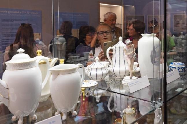 Porcelánové nádobí i dekorační předměty se vyvážely do celého světa.
