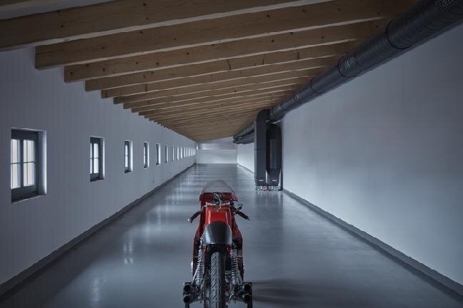 Museum je zaměřeno primárně na sportovní produkční a ryze závodní automobily a motocykly z průběhu celého 20. století.
