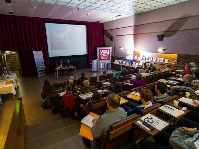 Konference se konala v přednáškovém sále Národního technického muzea.