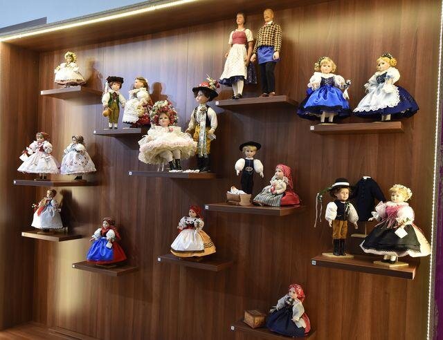 Kroje na panenkách z regionů jižní Moravy, jižních Čech, Vysočiny a Dolního Rakouska
