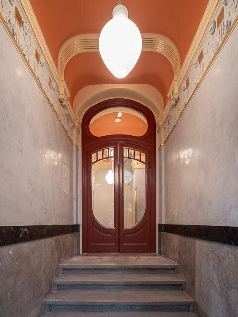 V rámci interiérů byly obnoveny všechny omítkové vrstvy včetně secesní ornamentiky.