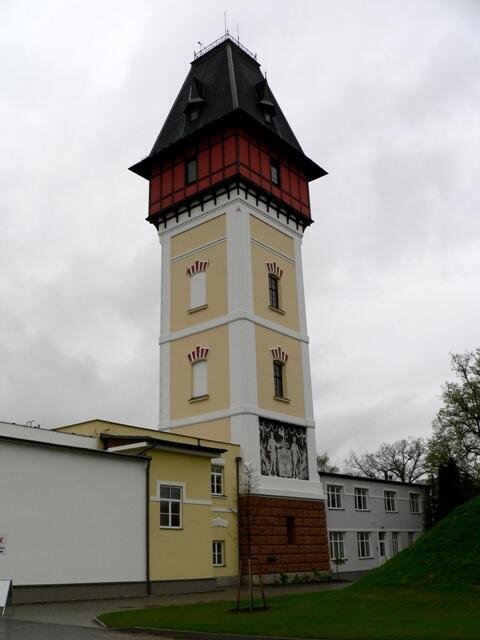 Vodárenská věž je zajímavou technickou památkou z roku 1724 se znakem města na fasádě a 106 schody uvnitř.