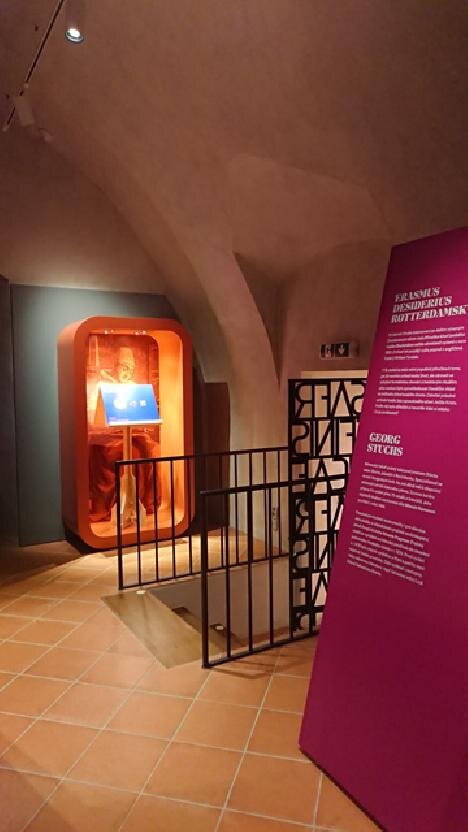 Atypické stojany s reflektorovými svítidly iGuzzini řady View prosvětlují historické klenby.