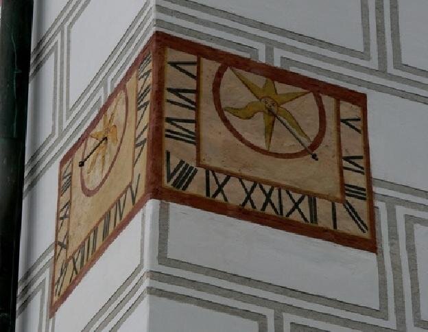 Renovovány byly i sluneční hodiny na nároží zámku.