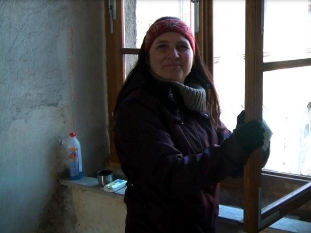 Ida Soukupová se pustila do mytí oken.