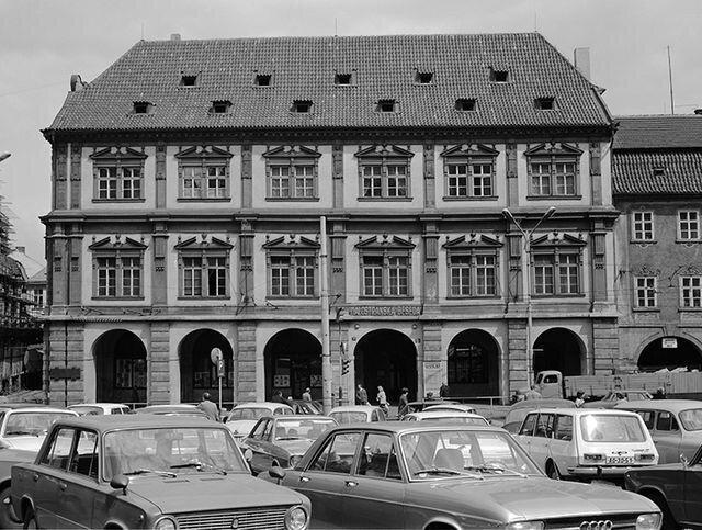 Malostranská radnice v Praze, 1990