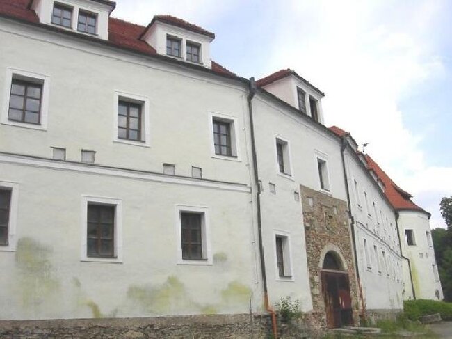 V Poběžovicích na Domažlicku si lidé adoptovali okna tamního zámku. 