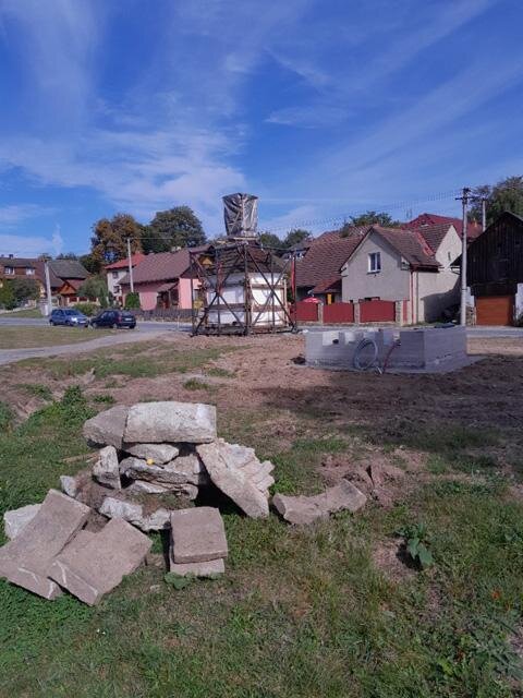 Zvonici silně ohrožoval silný provoz.