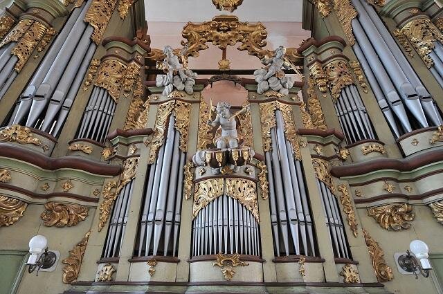 Barokní skříň na kůru v dobřanském v kostele sv. Mikuláše