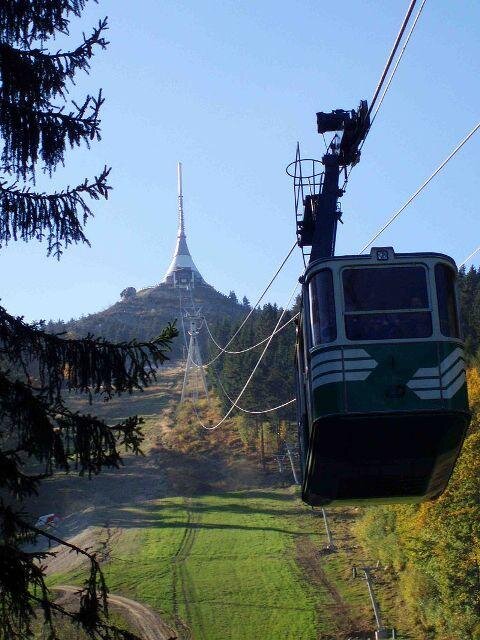 Na Ještěd se dostanete několika způsoby, jedním z nich je například lanovka.