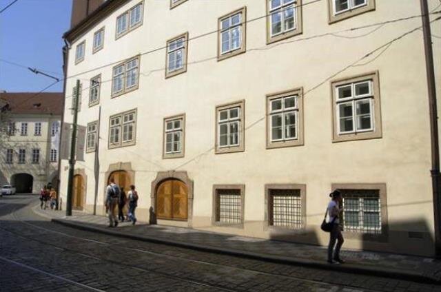 Pro hotel Augustine v Praze společnost vyrobila dubová špaletová okna totožná s původními. Zachováno bylo i otevírání exteriérových křídel ven.