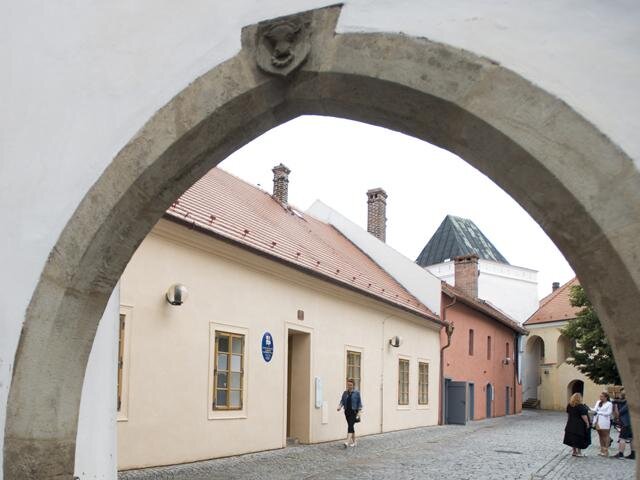 Pohled na domy na takzvaném Příhrádku