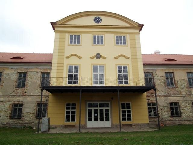 Opravená fasáda na středním rizalitu památky