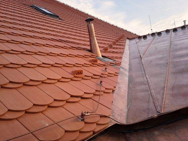 Detail střechy s bobrovkami
