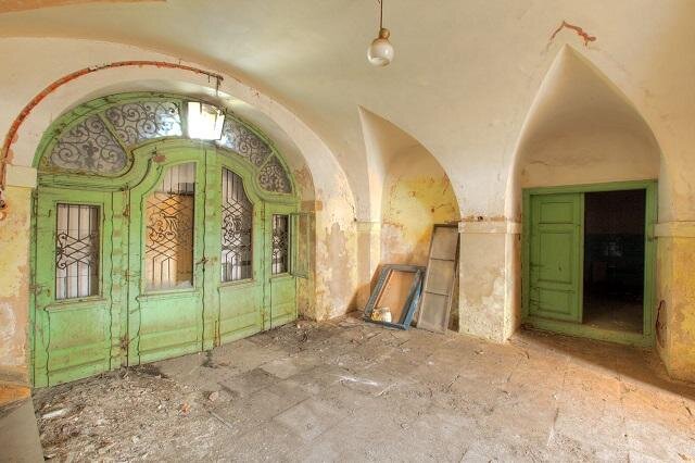 Vstup před obnovou po prvním úklidu, rok 2010