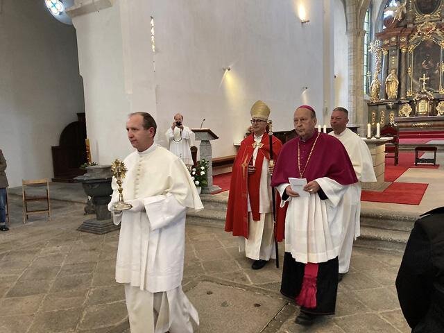 Slavnostní liturgie s vystavenou relikvií