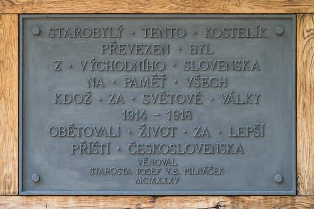 Pamětní deska na kostele
