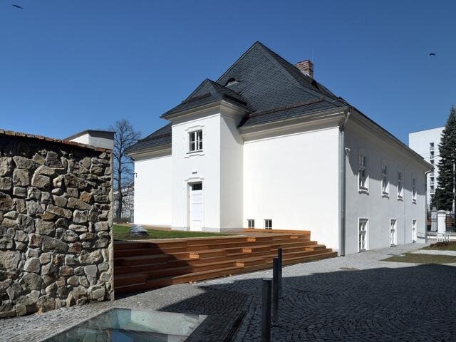Soudobě pojatá archeologická expozice přibližuje proměny areálu původního městského hradu. 