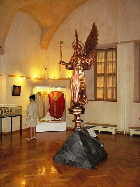 Pohled do výstavy s ústřední sochou archanděla Gabriela