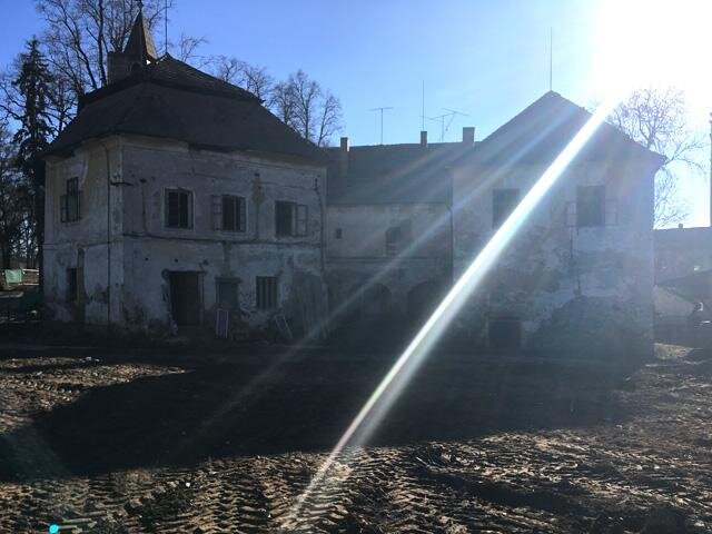 V polovině 17. století přestavěli českobudějovičtí dominikáni původní tvrz na zámek.