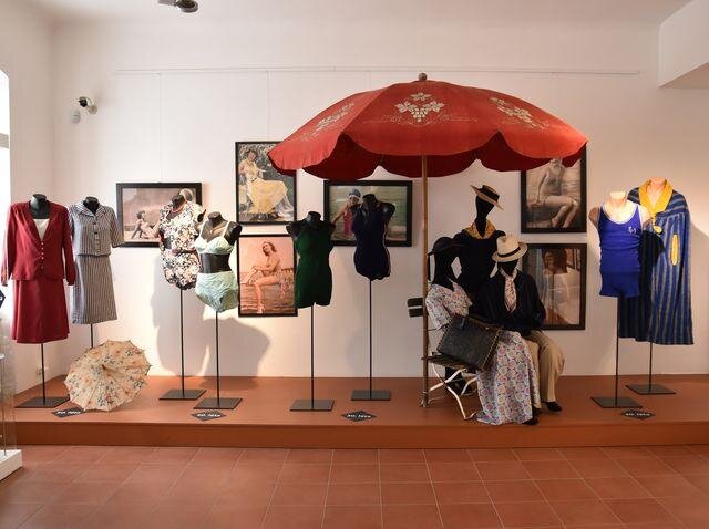 V expozici jsou k vidění plavky z různých období