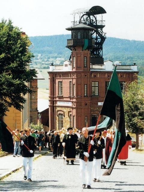 Průvod krojovaných horníků a hutníků projde hornickou čtvrtí města.