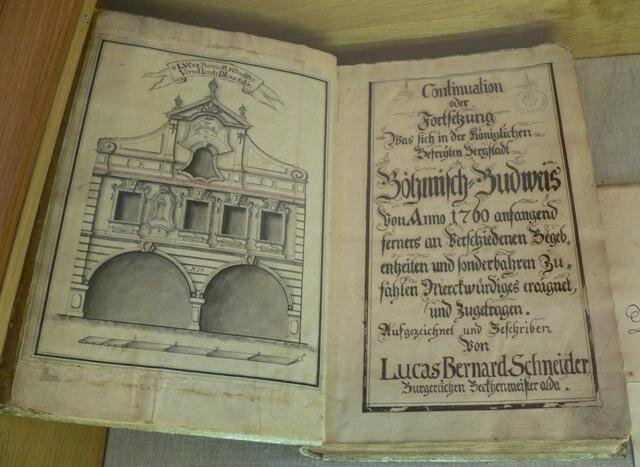 Titulní list Schneiderovy kroniky s vyobrazením barokního domu Lukáše Bernarda Schneidera, pekařského mistra a kronikáře města z roku 1760