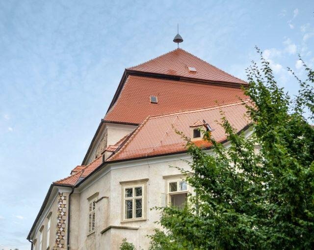 Boční pohled na nové střechy