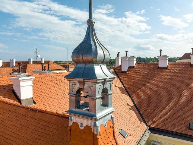 Nová věžička září do dálky.