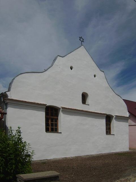 Průčelí synagogy v Polici u Jemnice
