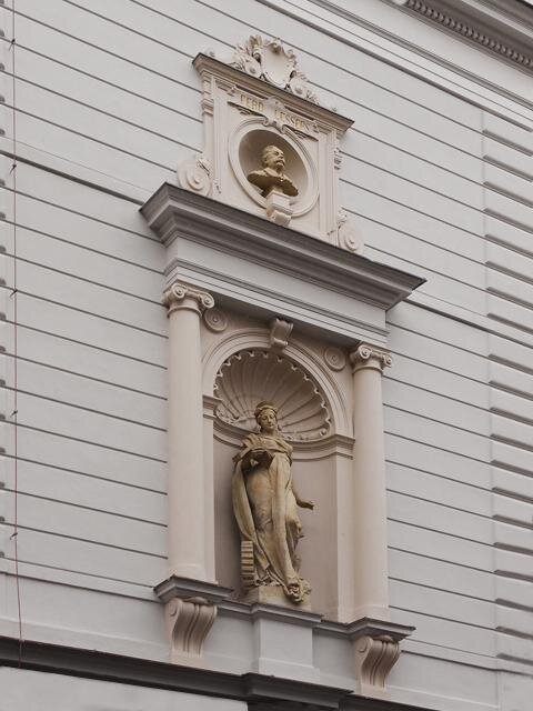 Restaurována byla také četná sochařská výzdoba.