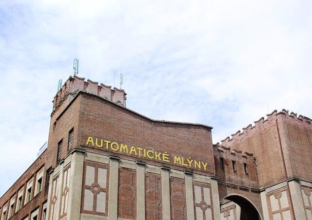 Výrazný rukopis architekta Josefa Gočára se uplatnil v hmotové výstavbě i v členění jednotlivých průčelí mlýnů.