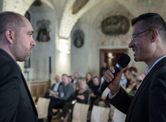 Obnovu hrázděného domu Zlatý Jelen prezentoval jeho majitel Martin Radimerský, zde v rozhovoru s moderátorem Osamu Okamurou.