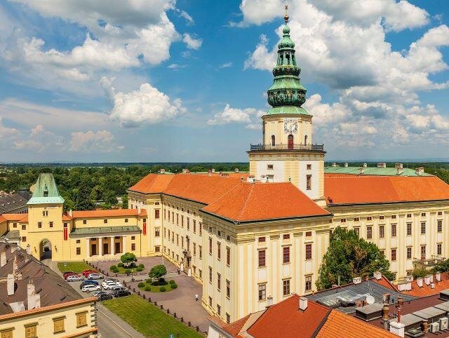 Celkový pohled na kroměřížský zámek z ptačí perspektivy