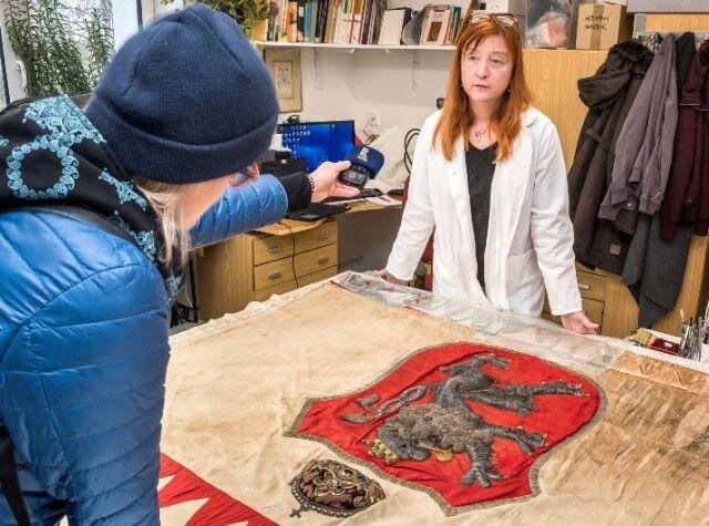 Restaurování praporu vysloužilců – dílna textilu a restaurátorka Martina Kačínová