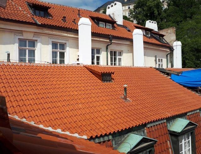 Při rekonstrukci střech se pokrývači museli vypořádat se stísněnými podmínkami pro dopravu a skladování materiálu.
