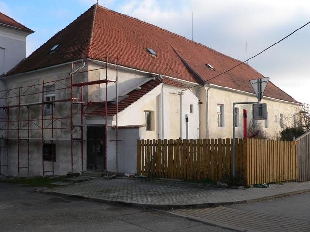 Druhá strana hospodářských budov je právě opravována.
