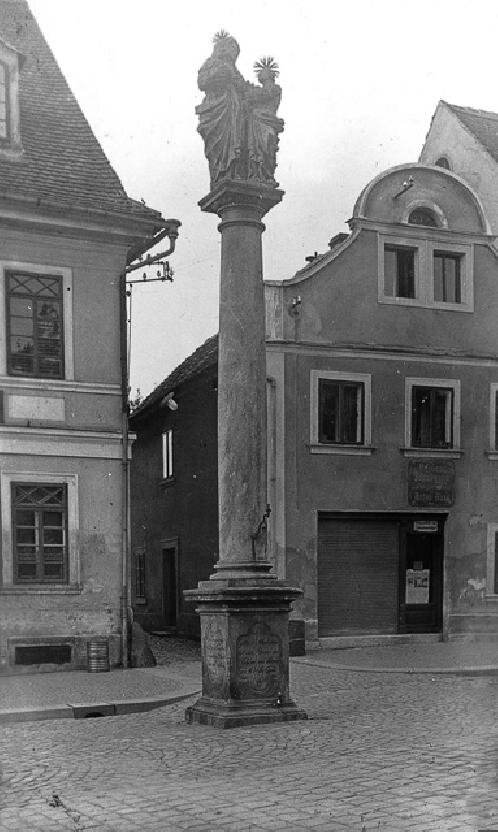 Historický sloup se sousoším sv. Anny Samotřetí byl financován zdejšími měšťany a vytvořen neznámým mistrem v roce 1714.