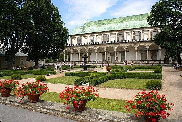 Královský letohrádek je považován za jeden z nejčistších příkladů renesanční architektury mimo Itálii.