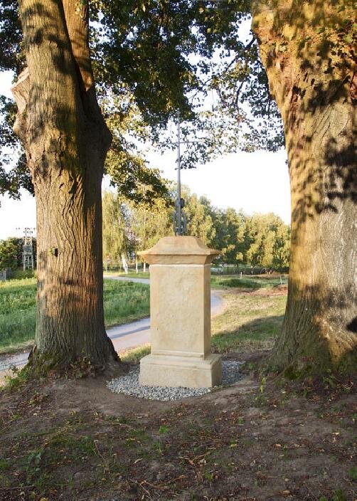 Pohled na zadní stranu obnoveného kříže