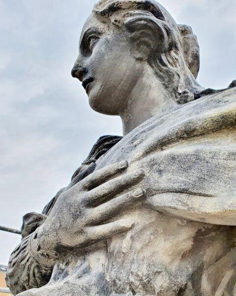 Detail sochy Panny Marie