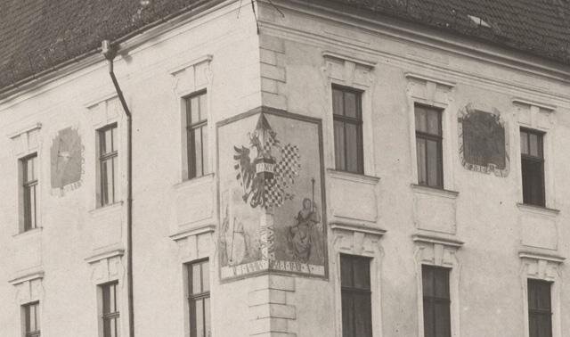 Detail radniční fasády v letech 1900–1918 zachycující všechny tři sluneční hodiny